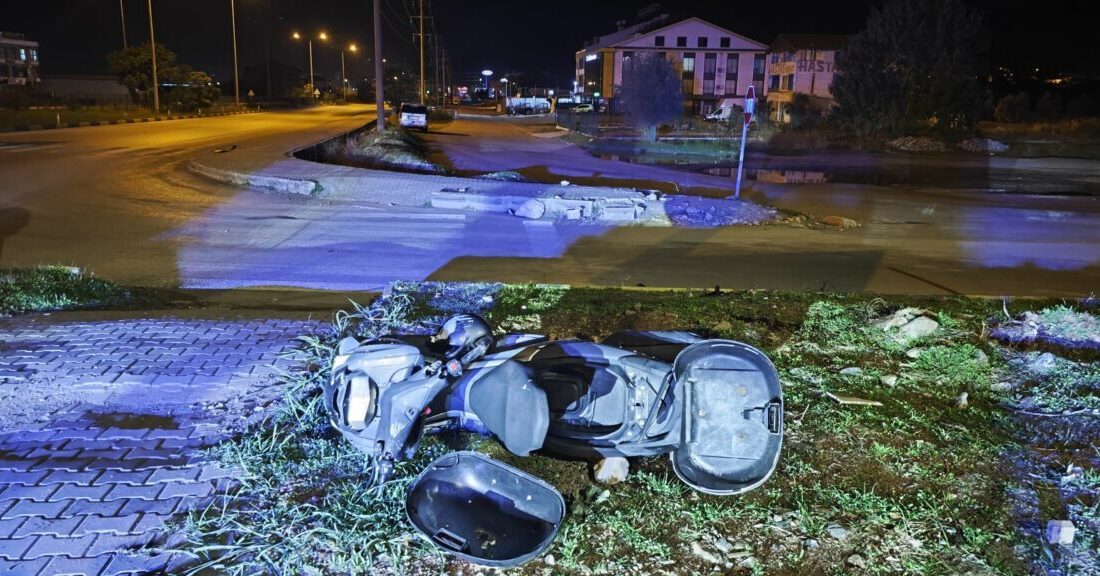MUĞLA (AA) – Muğla'nın Fethiye ilçesinde bariyerlere çarpan motosikletin sürücüsü