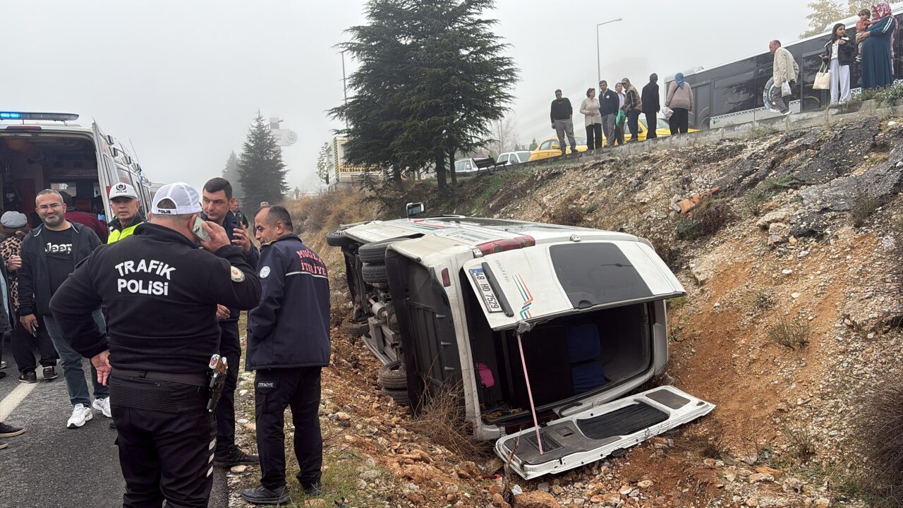 MUĞLA (AA) – Muğla'nın Menteşe ilçesinde şarampole devrilen yolcu minibüsündeki