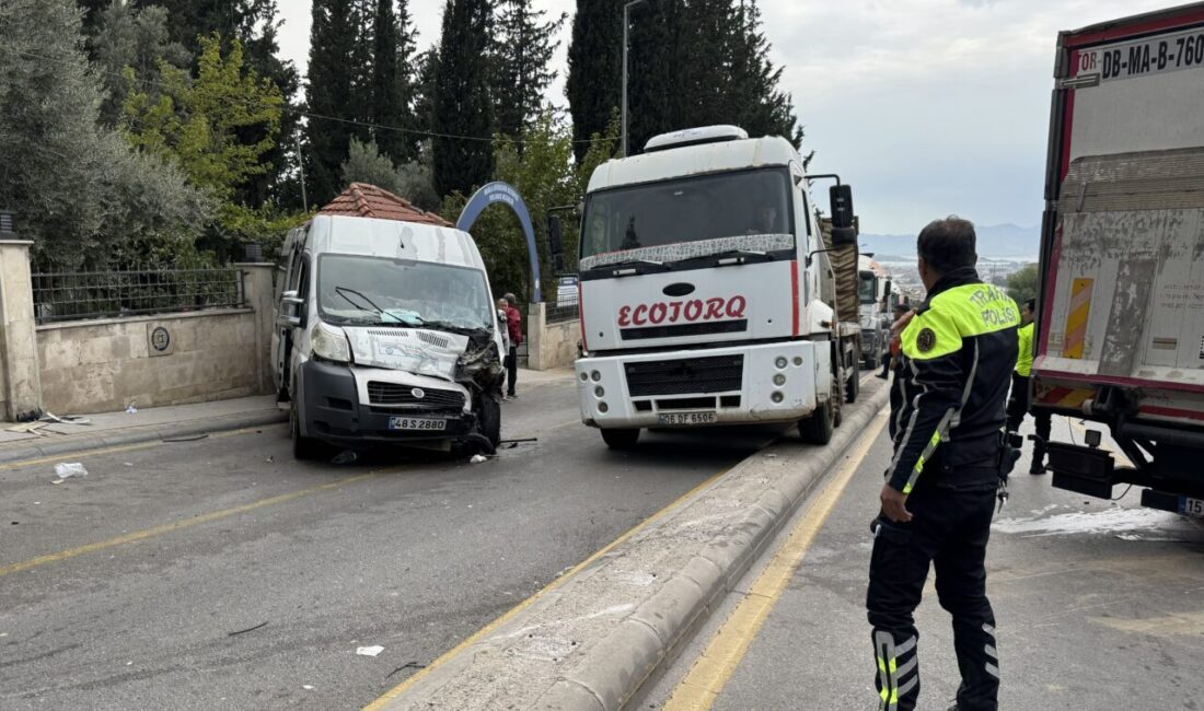MUĞLA (AA) – Muğla'nın Fethiye ilçesinde kamyon ile öğrenci servisinin