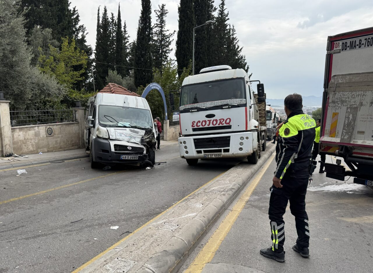 MUĞLA (AA) – Muğla'nın Fethiye ilçesinde kamyon ile öğrenci servisinin