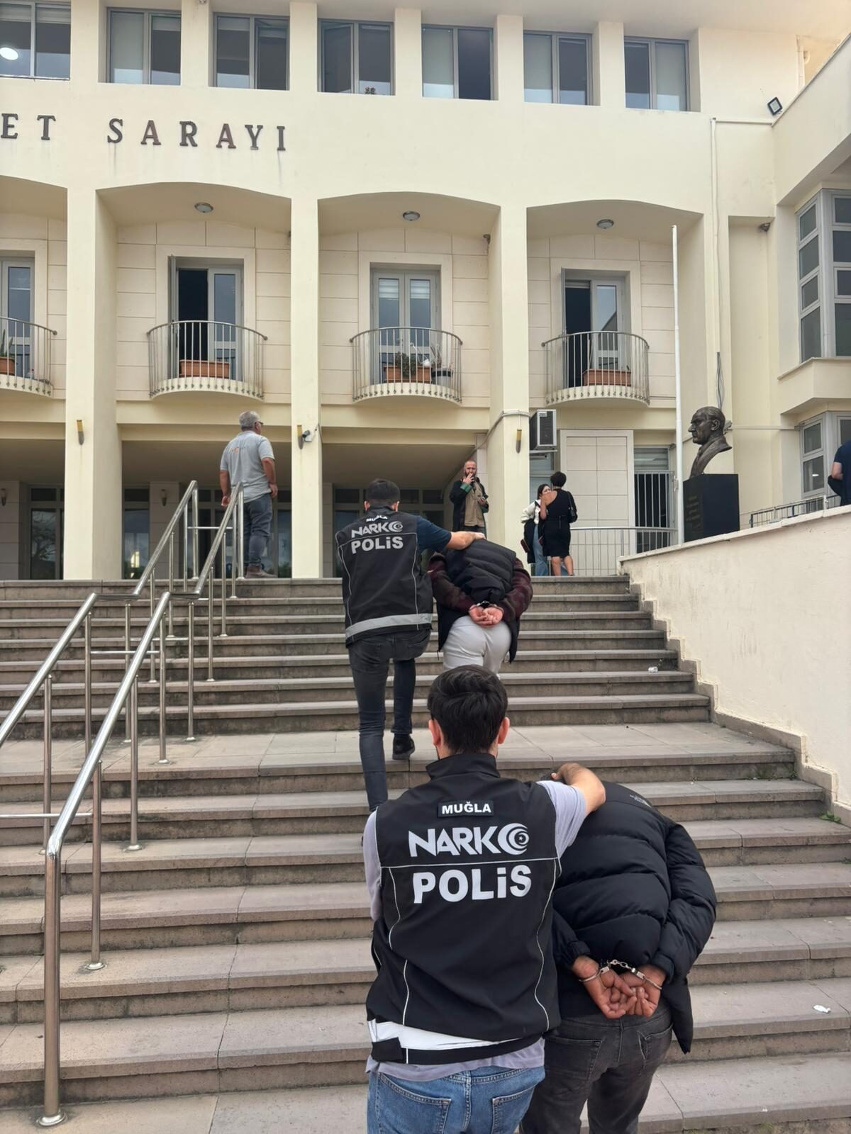 MUĞLA (AA) – Muğla'da uyuşturucu ticareti yaptıkları gerekçesiyle gözaltına alınan