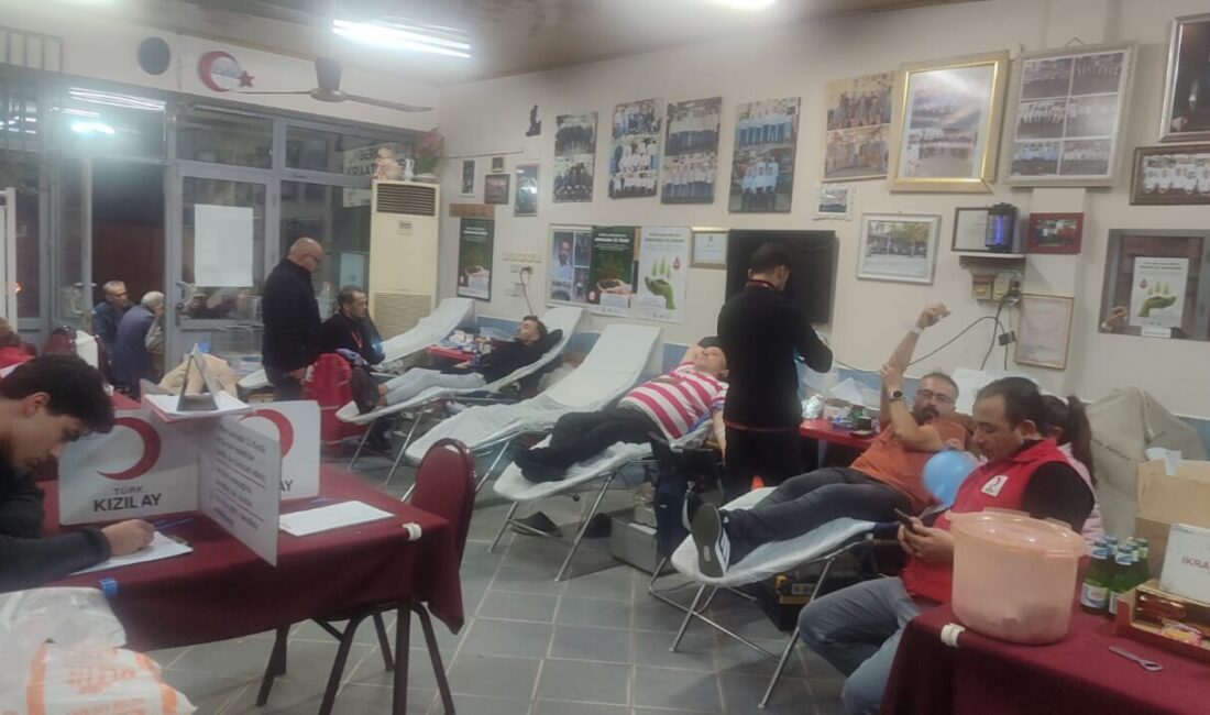 İZMİR (AA) – İzmir'in Ödemiş ilçesindeki bir kahvehanede kan bağışı