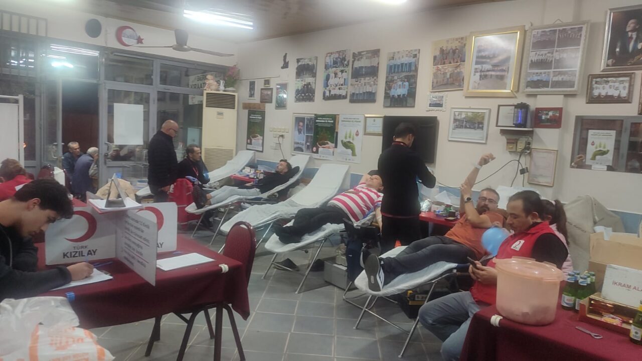 İZMİR (AA) – İzmir'in Ödemiş ilçesindeki bir kahvehanede kan bağışı