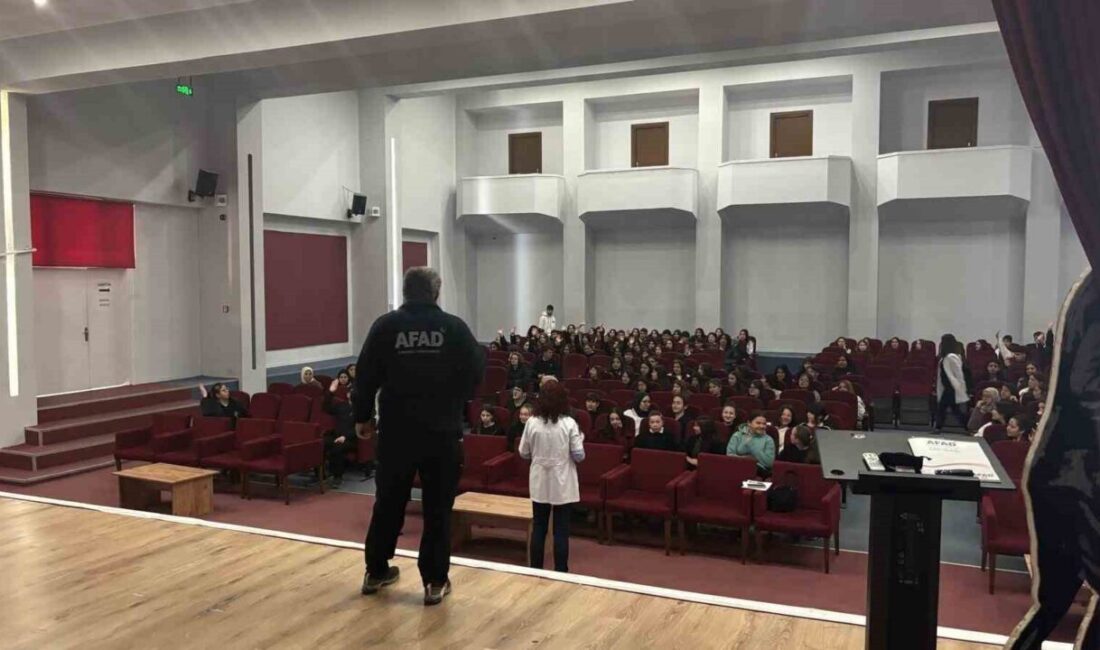 Eskişehir’de AFAD İl Müdürlüğü ekipleri tarafından, lise öğrencilerine afet ve