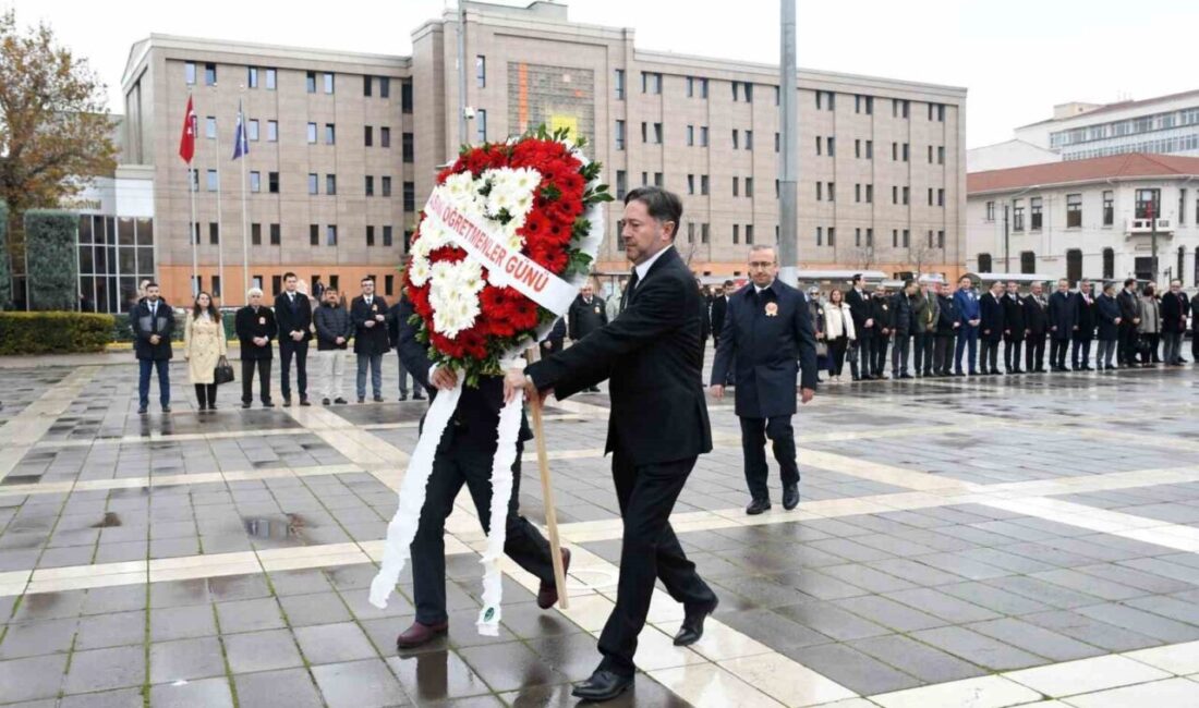 Eskişehir’de 24 Kasım Öğretmenler Günü dolayısıyla Atatürk Anıtı’na çelenkler sunuldu.