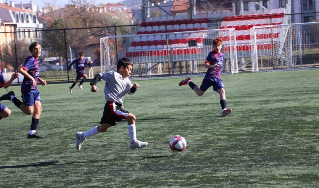 Eskişehir’de Okul Sporları Yıldız Erkek Futbol Müsabakaları’nda öğrenciler futbol hünerlerini