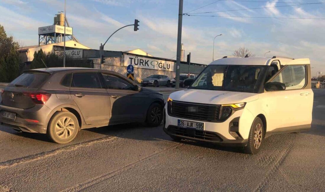 Eskişehir’de otomobil ve hafif ticari aracın çarpışması sonucu meydana gelen