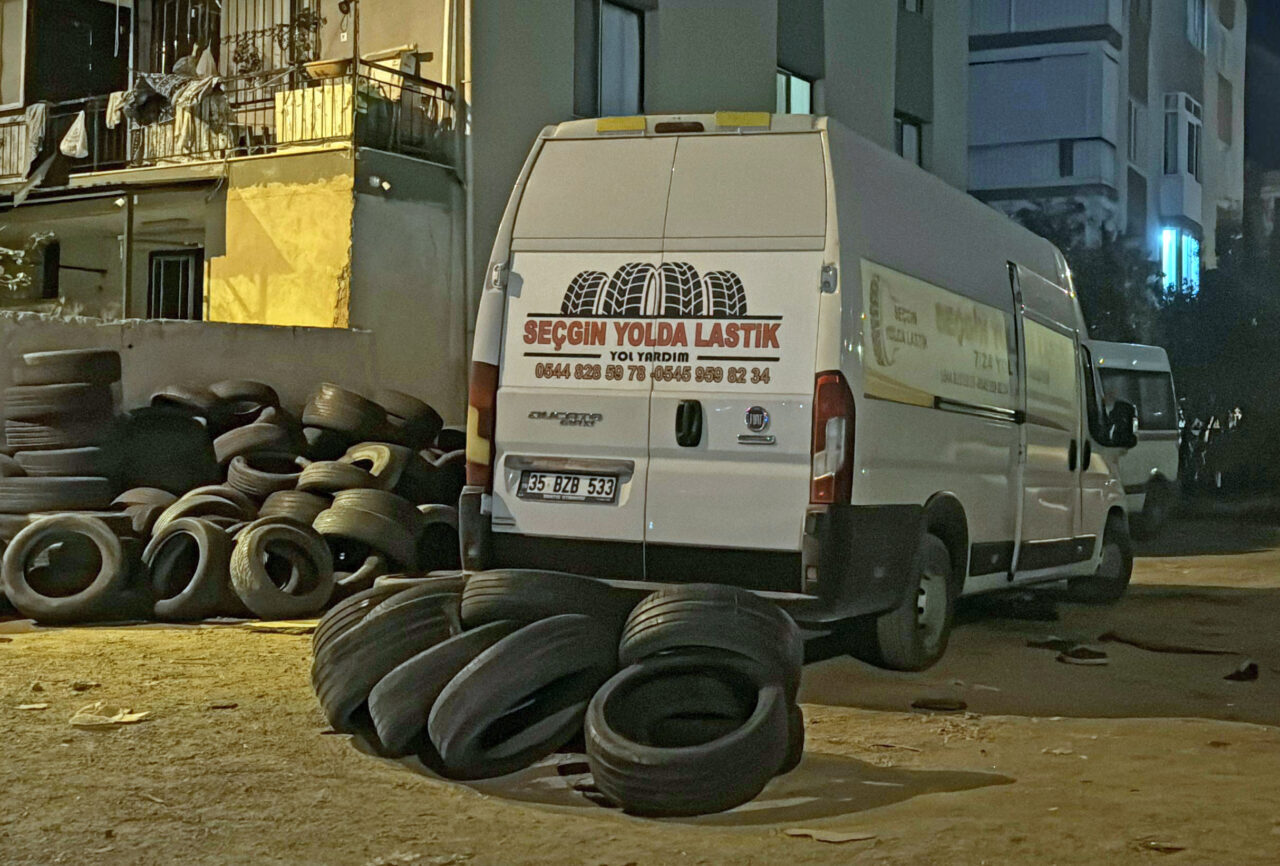 İZMİR (AA) – İzmir'in Karşıyaka ilçesinde bir panelvandaki kompresör makinasının