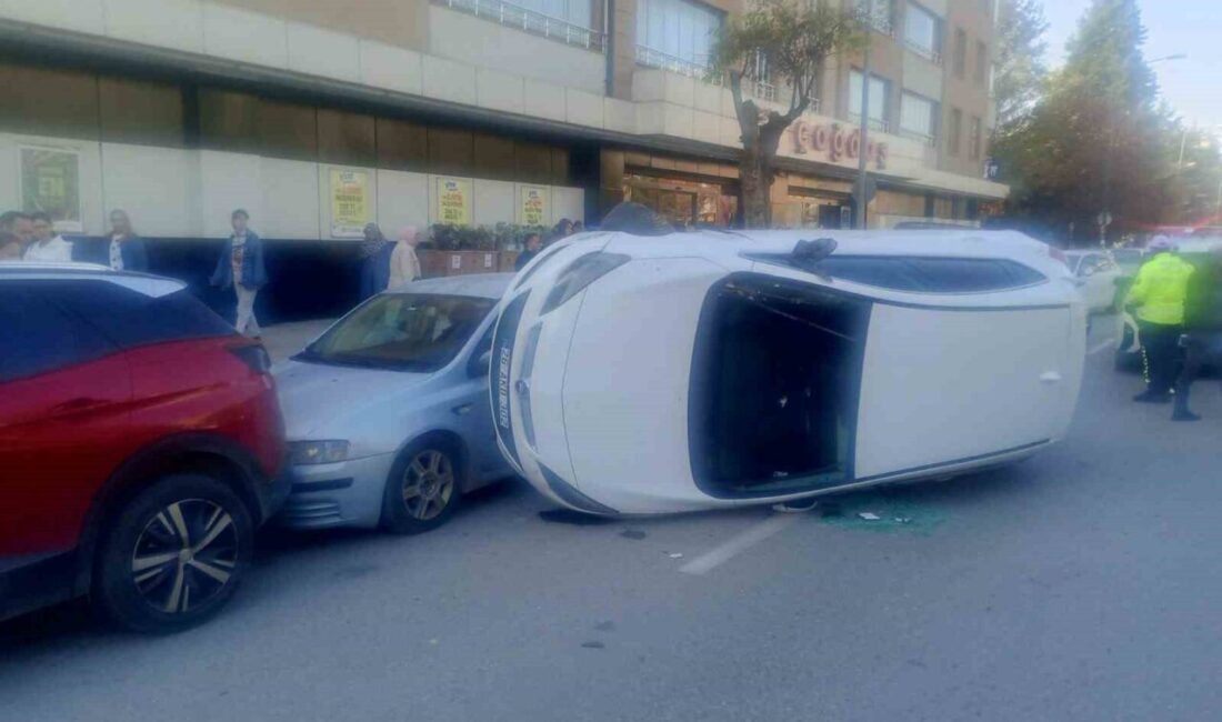 Eskişehir’de kontrolden çıkan otomobilin park halindeki araçlara çarpıp yan yattığı