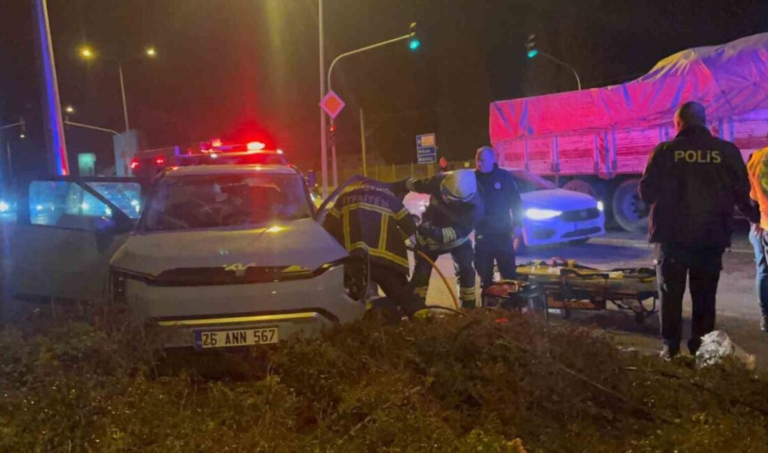 Eskişehir’de porselen hammaddesi yüklü kamyonun otomobille çarpışması sonucu meydana gelen
