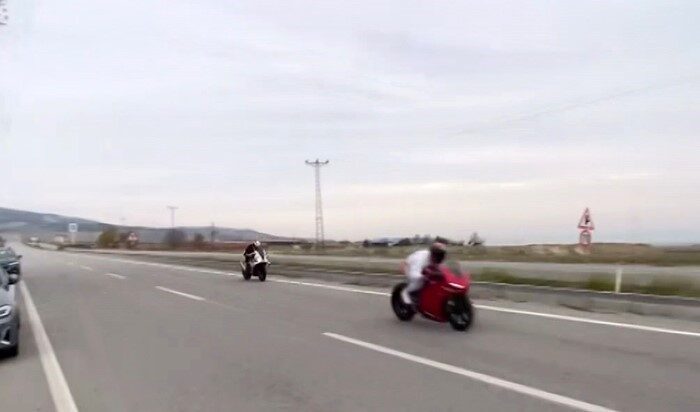 Eskişehir’de trafiğe açık caddede iki hız motosikleti ile yapılan yarış