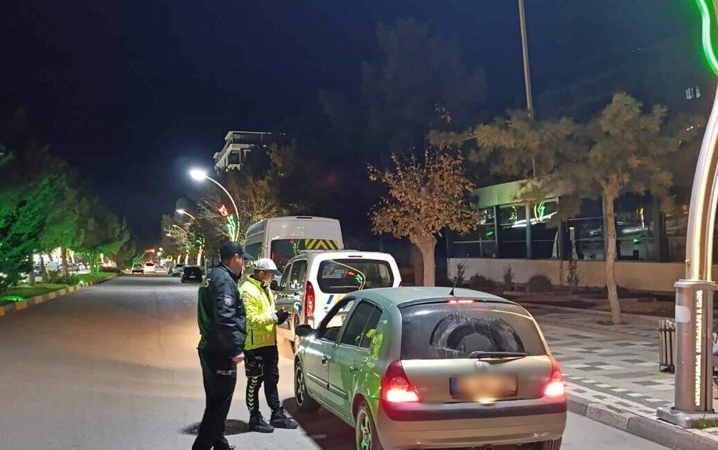 Afyonkarahisar’ın Sandıklı ilçesinde polis tarafından ‘huzur ve asayiş’ denetimi yapıldı.