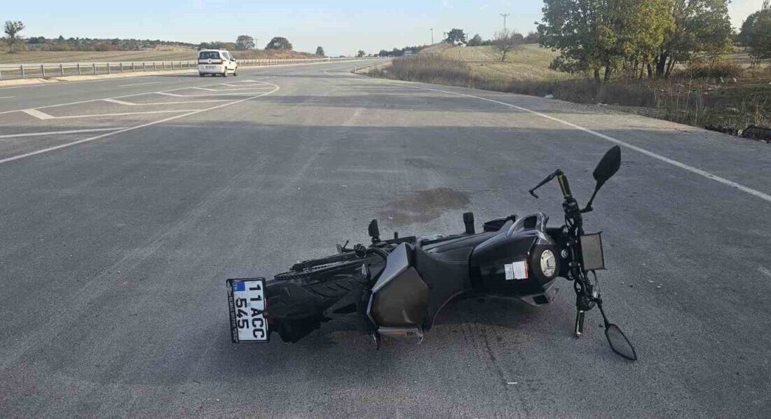 Bilecik’te seyir halindeyken aniden önüne çıkan köpeğe çarpan motosikletin sürücüsü
