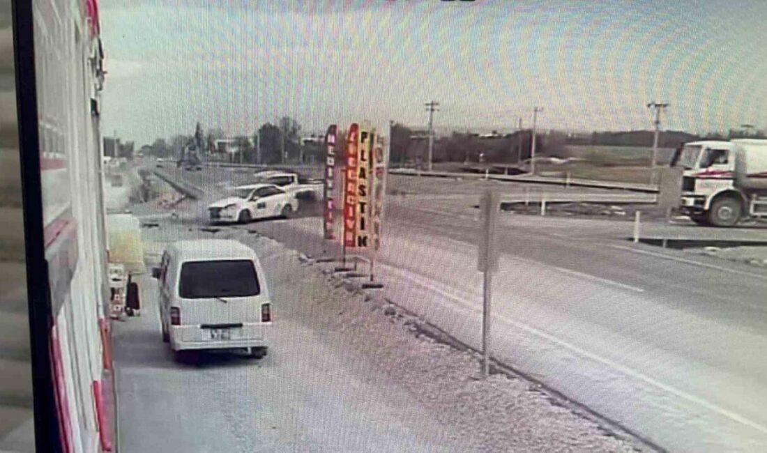 Eskişehir’de caddeden ara sokağa dönmek için hamle yapan otomobile, karşı