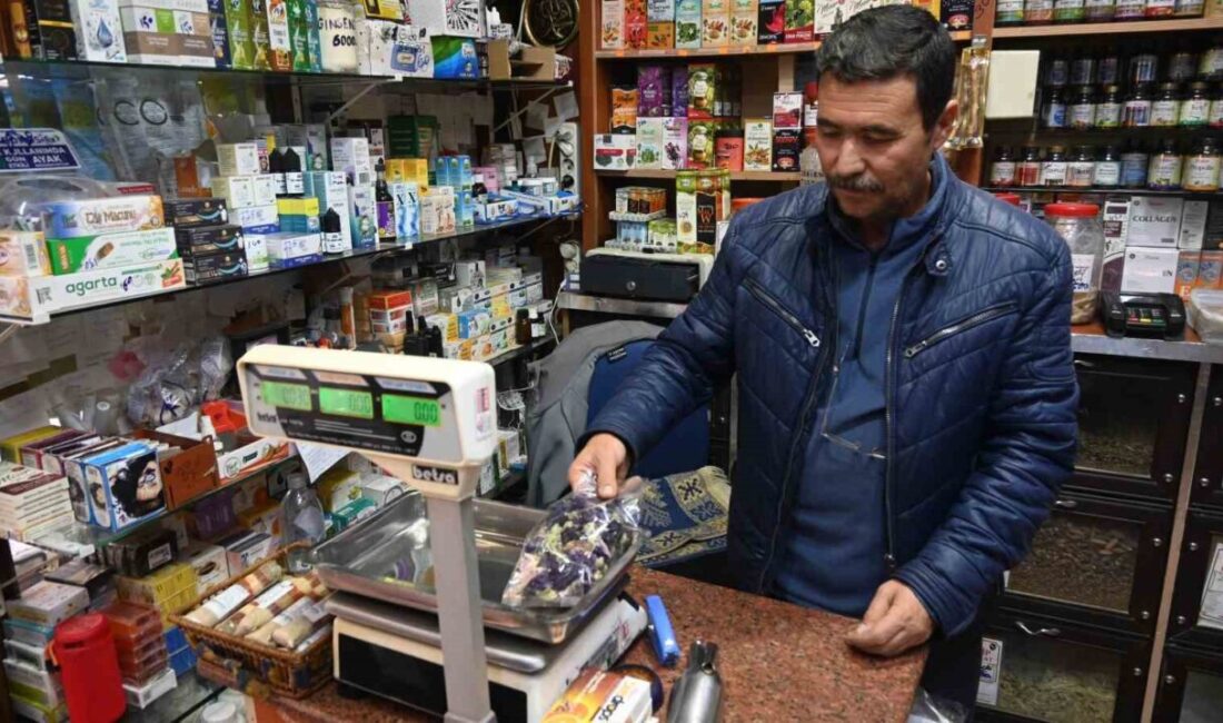 Eskişehir’de uzun yıllardır aktarlık yapan Metin Ağılönü, vatandaşları, ’Sallama çay’