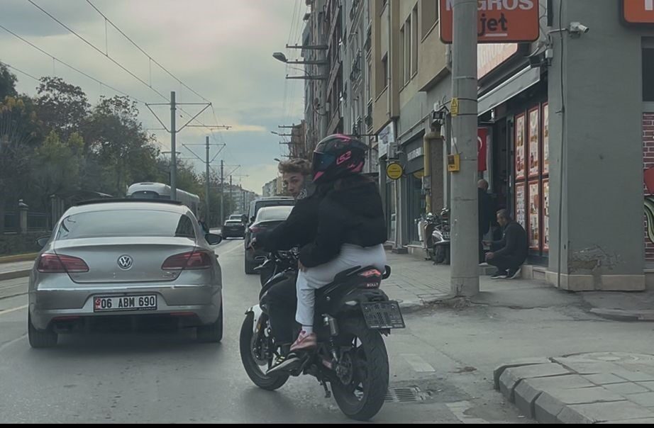 Eskişehir’de işlek bir caddede abartılı bir egzozla, plakasız ve sürücüsünün
