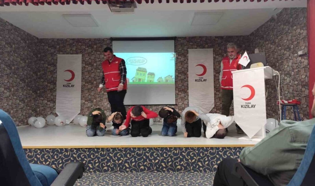 Kızılay Haftası etkinlikleri kapsamında Tepebaşı Kızılay Şubesi, afet bilincini artırmak
