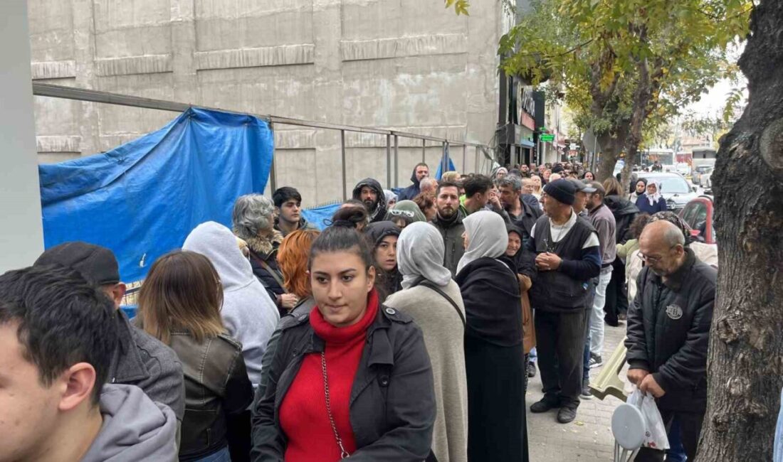 Eskişehir’de ’Yüzyılın Konut Projesi’ne başvuruların başlamasıyla birlikte erken saatlerden itibaren