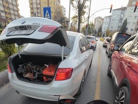 Eskişehir’de trafikte bagajı açık bir şekilde seyreden otomobili görüp sürücüsünü