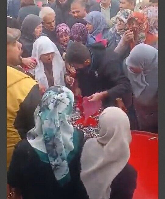 Eskişehir’in Seyitgazi ilçesinde bir balıkçı, vatandaşlara ücretsiz hamsi dağıttı. Sabah