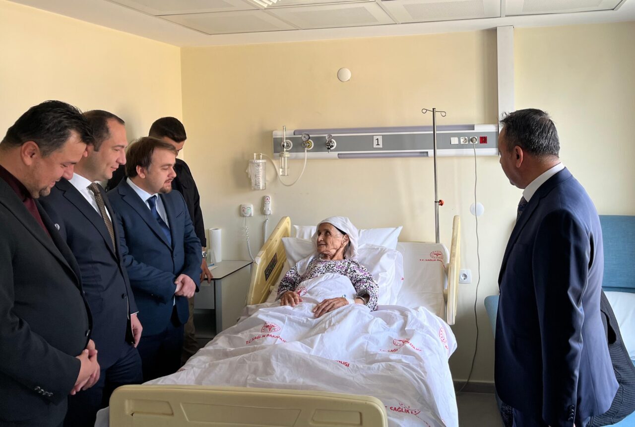 UŞAK (AA) – Ulubey İlçe Devlet Hastanesinde yaşlıların bakımı ve