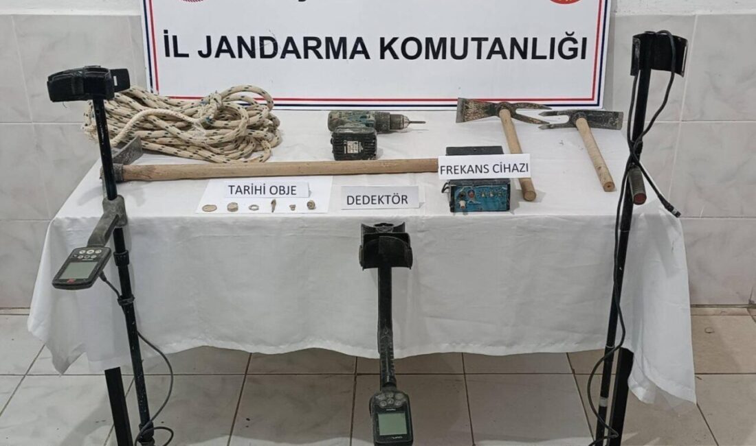 UŞAK (AA) – Uşak'ın Karahallı ilçesinde kaçak kazı yapan 3