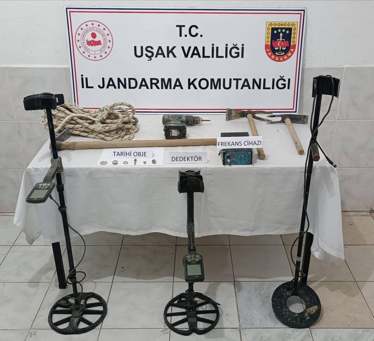 UŞAK (AA) – Uşak'ın Karahallı ilçesinde kaçak kazı yapan 3