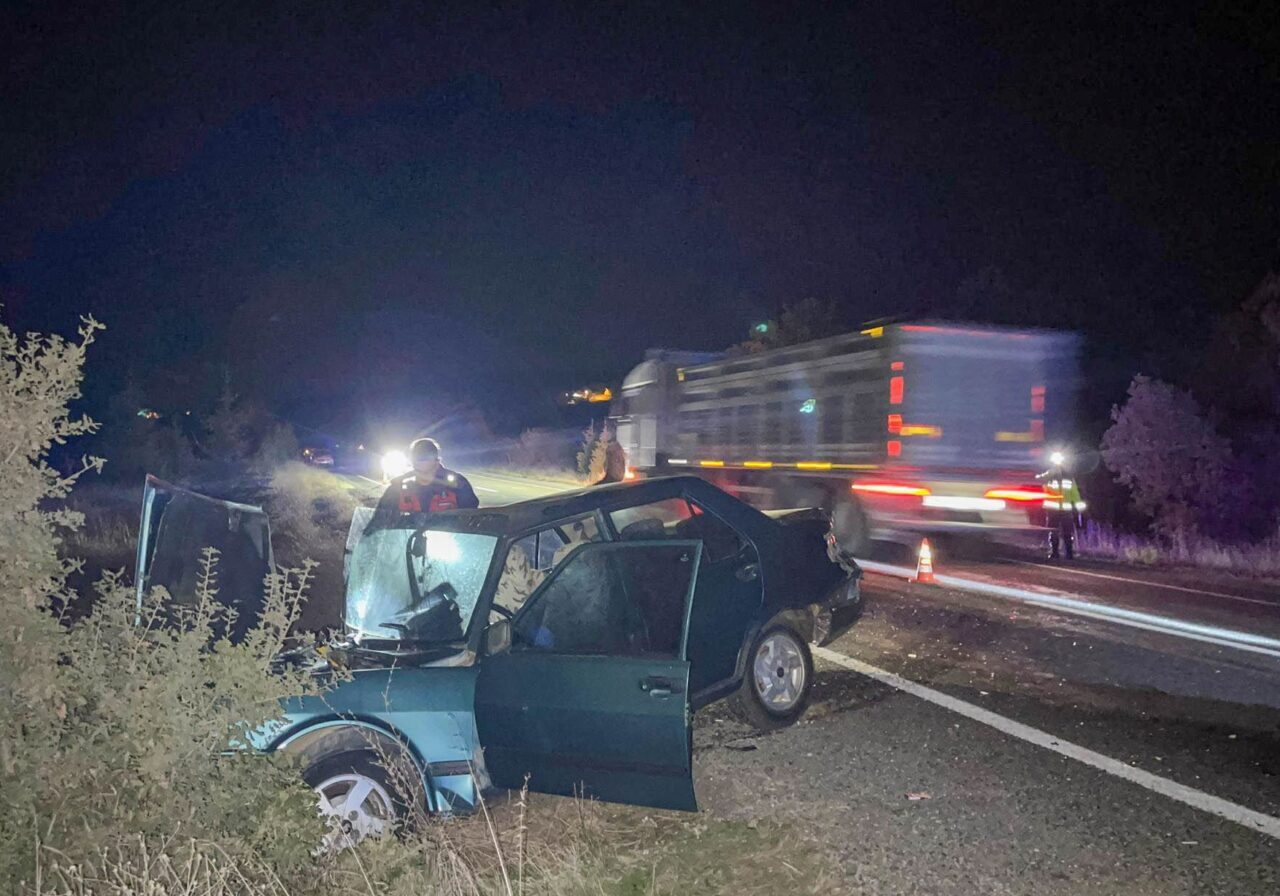 UŞAK (AA) – Uşak'ın Eşme ilçesinde kepçeyle çarpışan otomobildeki baba