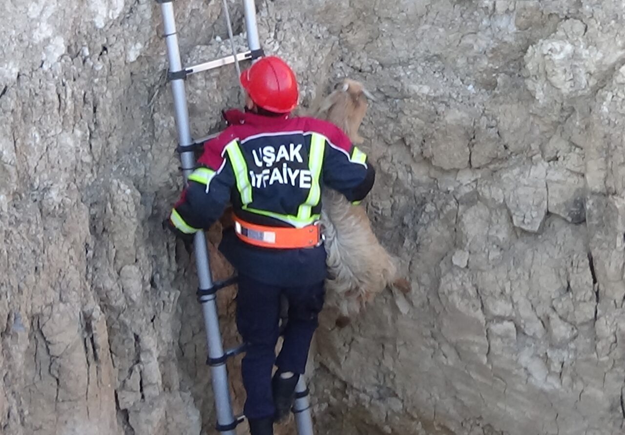 UŞAK (AA) – Uşak'ta yaklaşık 3 metre derinliğindeki kurumuş su