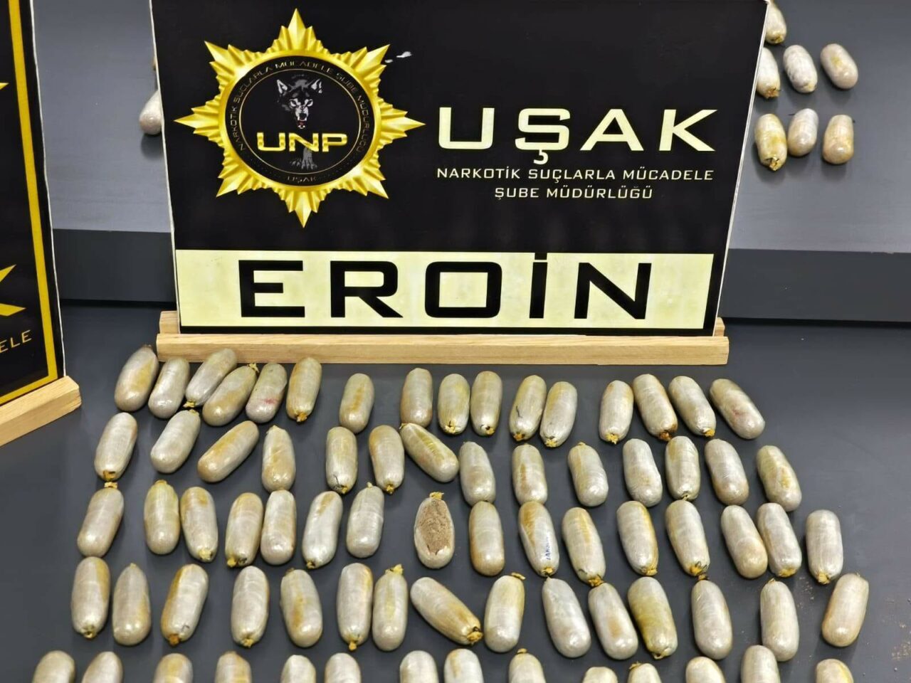 UŞAK (AA) – Uşak'ta midelerinde kapsüller halinde 1 kilo 100