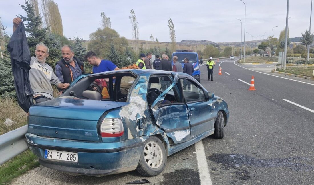 UŞAK (AA) – Uşak’ın Banaz ilçesinde tır ile otomobilin çarpışması