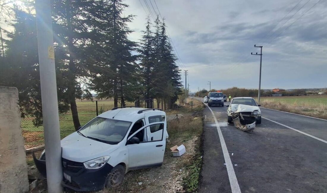 UŞAK (AA) – Uşak'ta hafif ticari araç ile otomobilin çarpıştığı