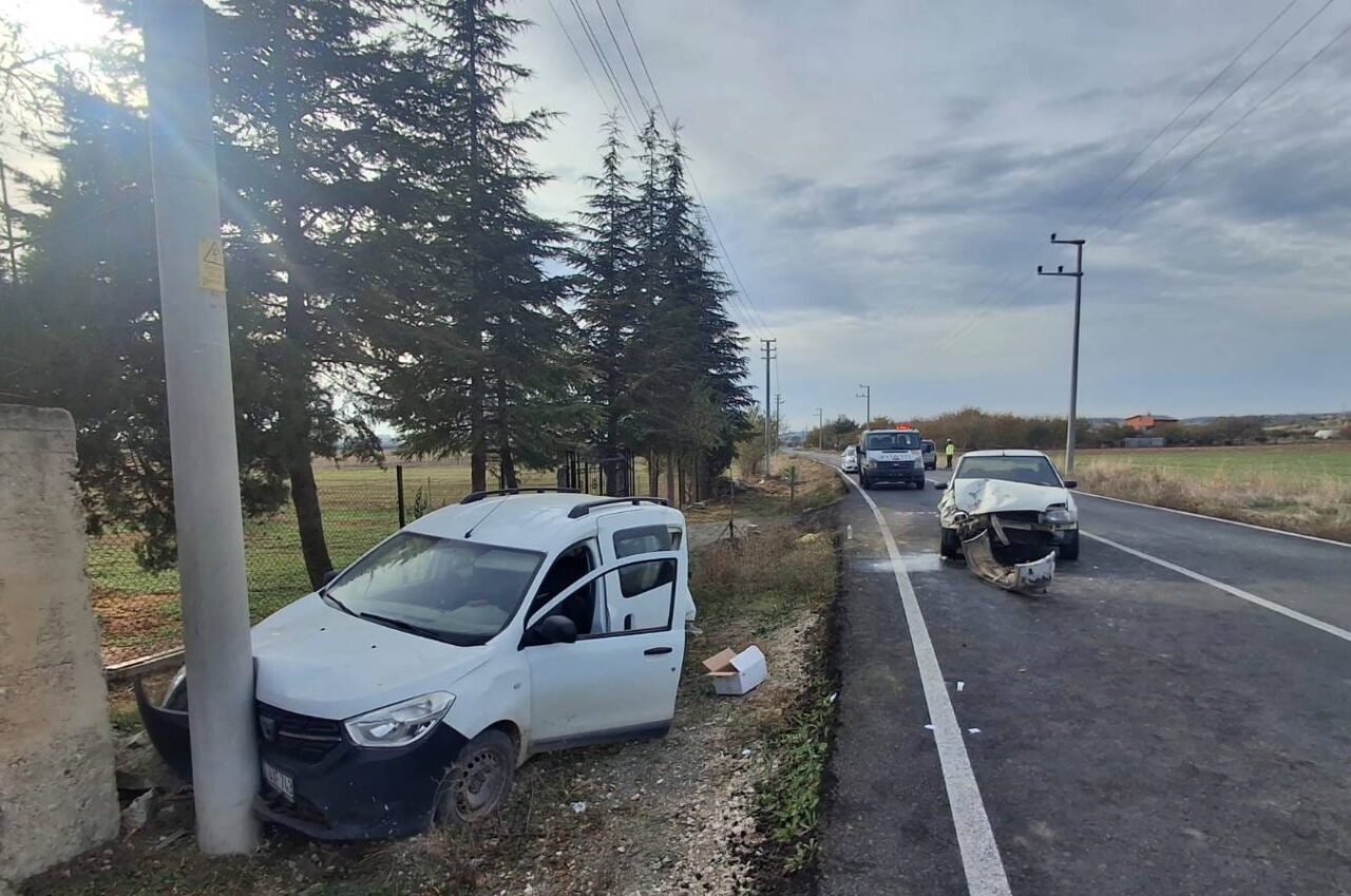UŞAK (AA) – Uşak'ta hafif ticari araç ile otomobilin çarpıştığı