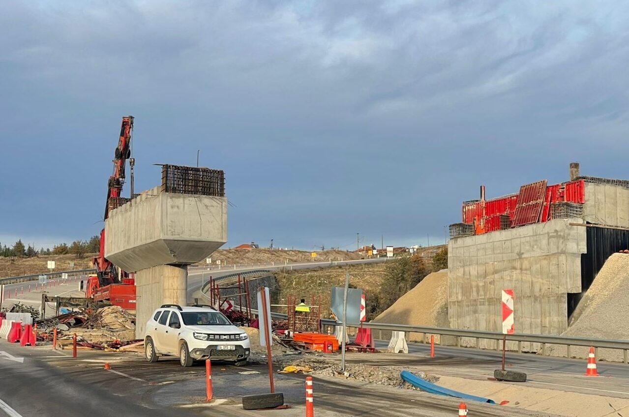 UŞAK (AA) – Uşak'ın Eşme ilçesinde üst geçin inşaatından düşen