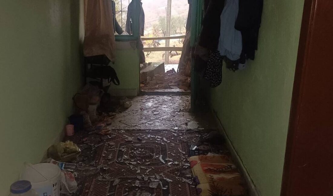 UŞAK (AA) – Uşak'ın Eşme ilçesinde müstakil bir evde yıldırım