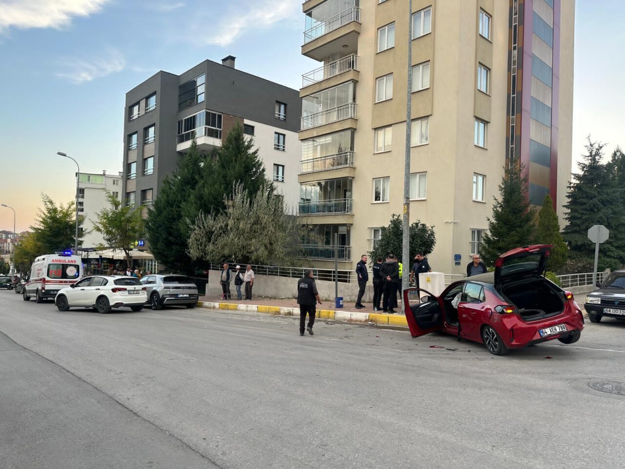 UŞAK (AA) – Uşak'ta iki otomobilin çarpıştığı kazada anne ve