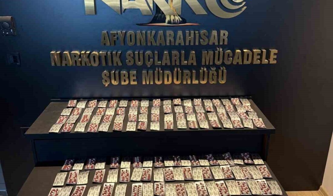 Afyonkarahisar’da polis tarafından durdurulan bir otomobilde uyuşturucu haplarla yakalanan 2
