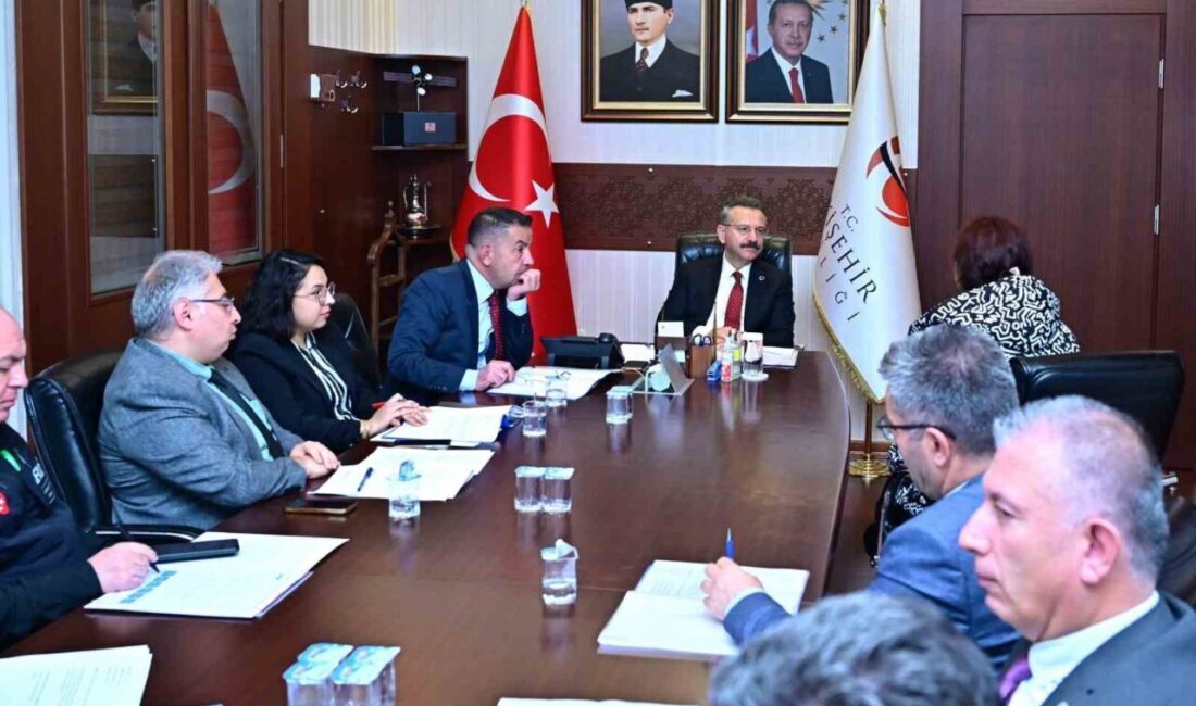 Eskişehir Valisi Hüseyin Aksoy, vatandaşlarla tek tek görüşerek kendisine iletilen