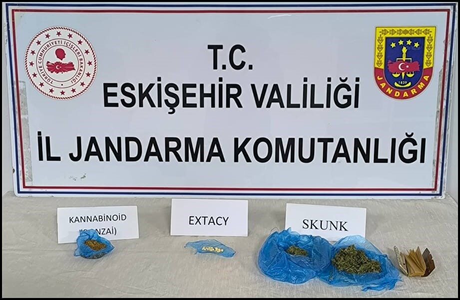 Eskişehir’de jandarma ekiplerince durdurulan bir araçta bulunan 2 şahsın şüpheli