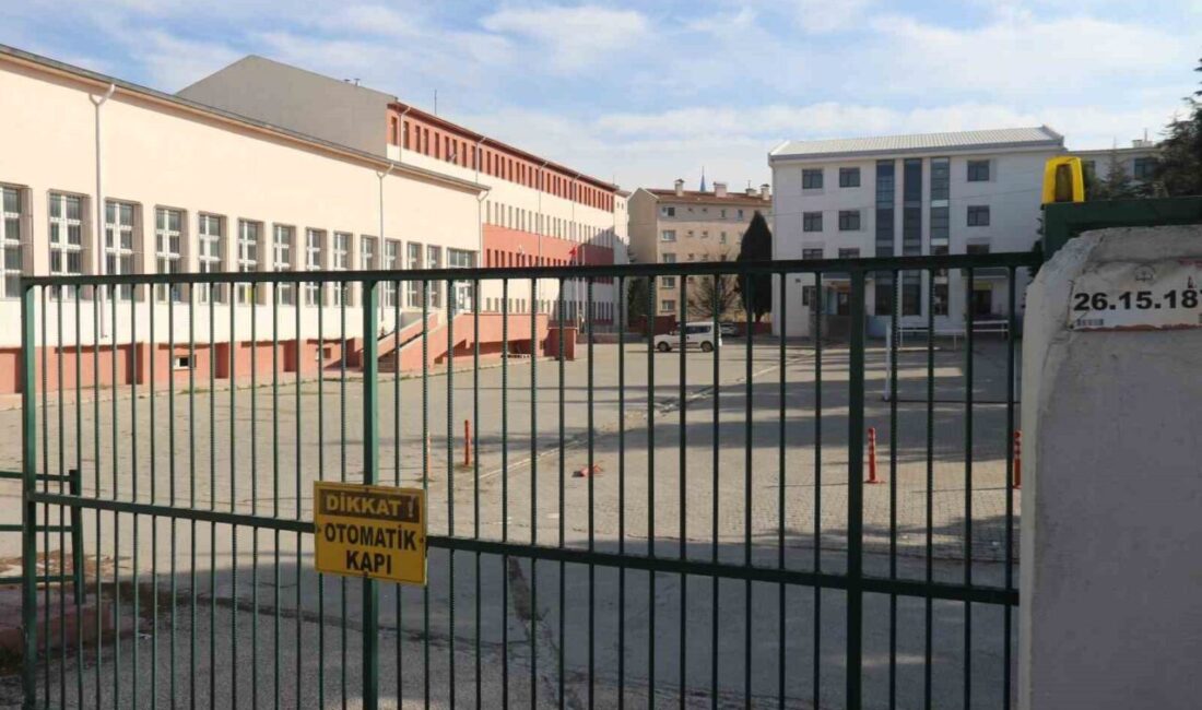Eskişehir’de yediği gıdadan zehirlendiği iddia edilen lise öğrencisi hastaneye kaldırıldı.