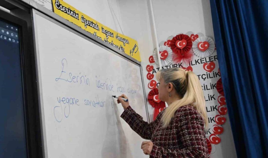 Gençliğinde beden eğitimi öğretmeni olmak isteyen, ancak babası şehir dışına