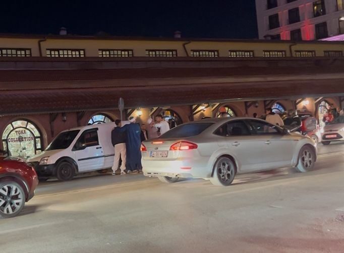 Eskişehir’de karşı şeride geçerek dönüş yapan sedan otomobilin sürücüsü, kendi