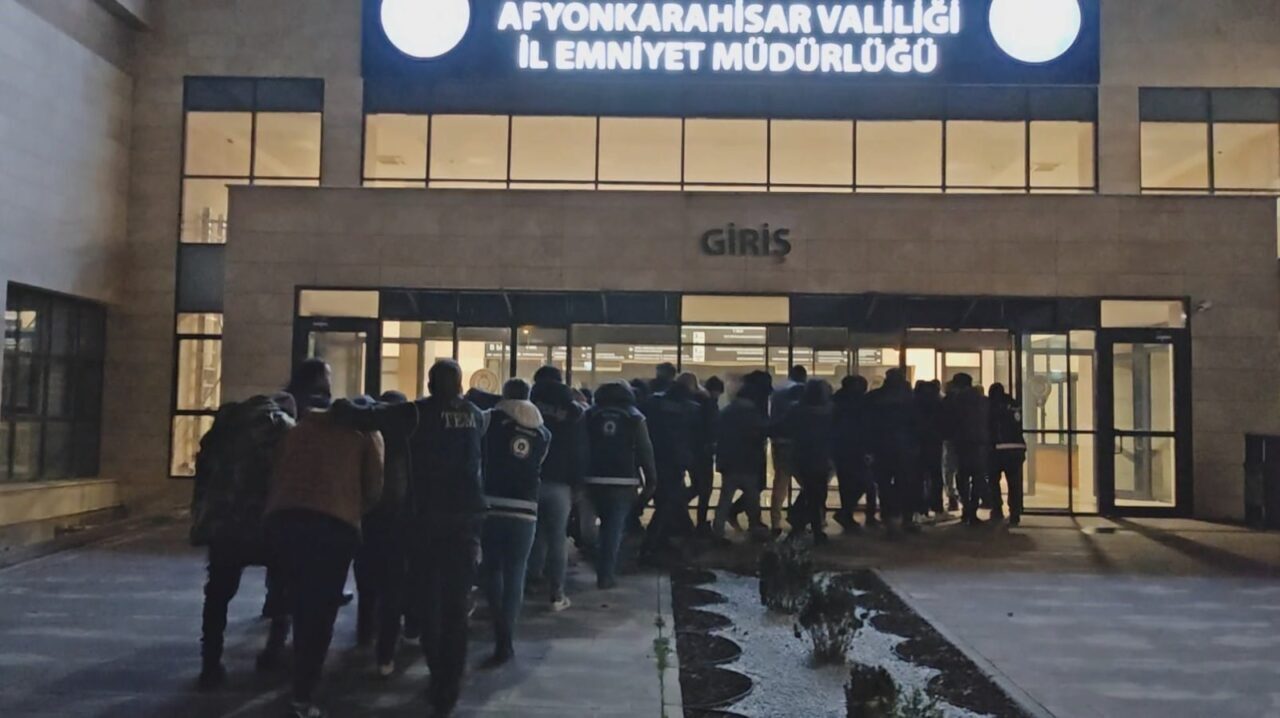 AFYONKARAHİSAR (AA) – Afyonkarahisar'da yurda yasa dışı yollarla giren 9'u