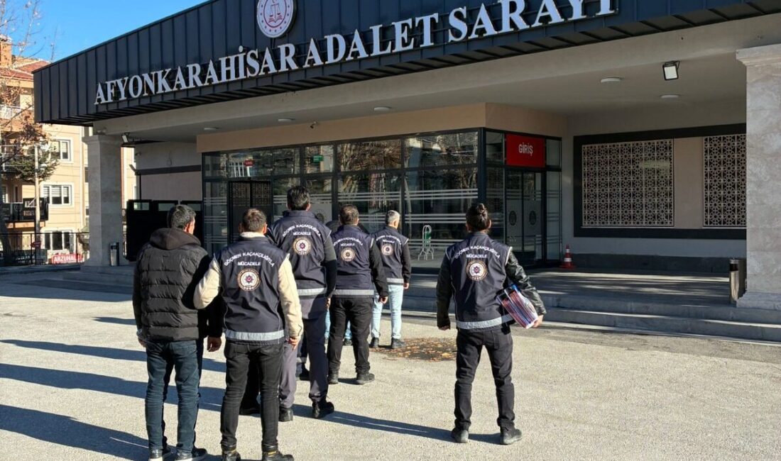 AFYONKARAHİSAR (AA) – Afyonkarahisar'da göçmen kaçakçılığı iddiasıyla gözaltına alınan 4
