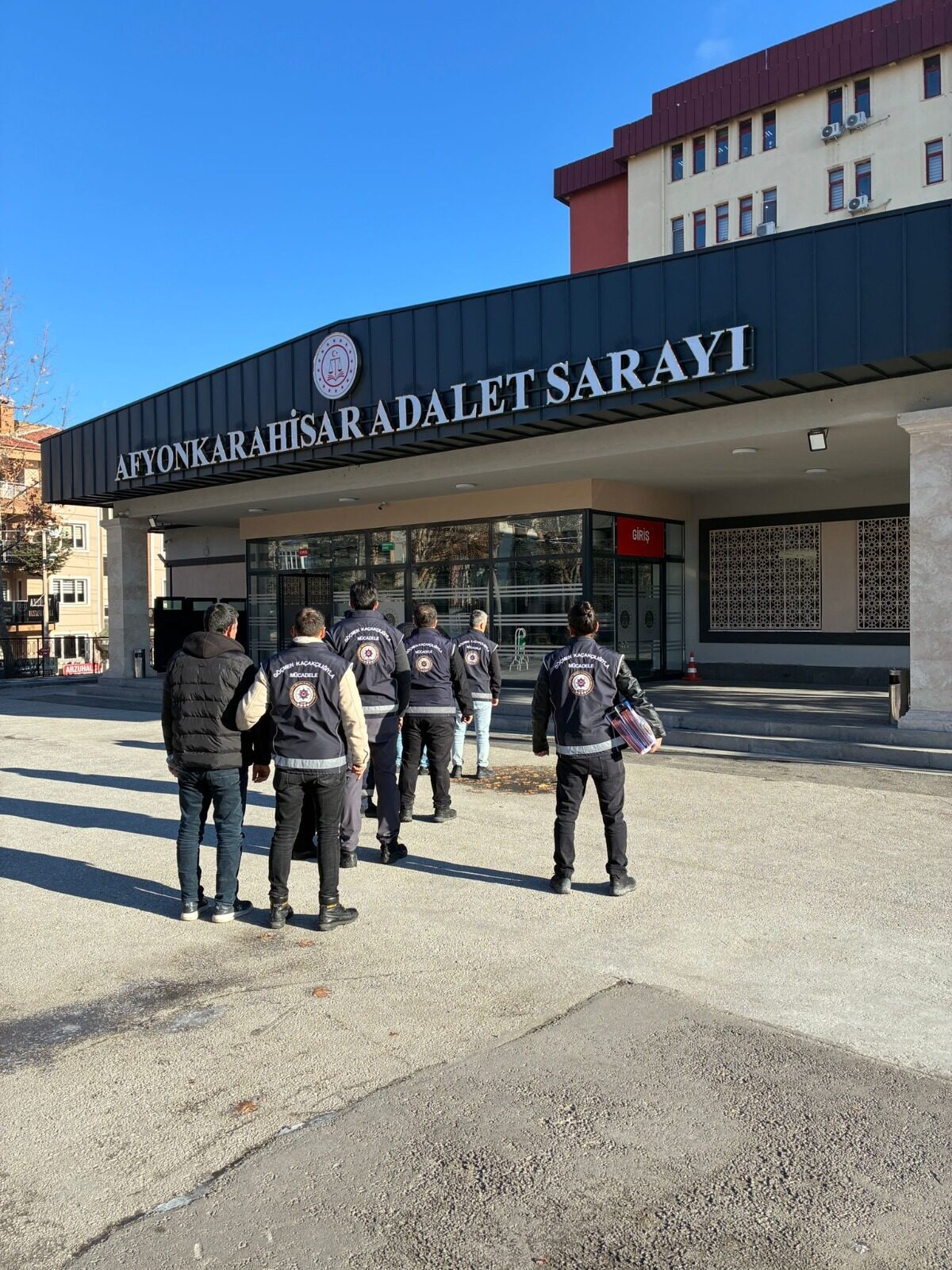 AFYONKARAHİSAR (AA) – Afyonkarahisar'da göçmen kaçakçılığı iddiasıyla gözaltına alınan 4