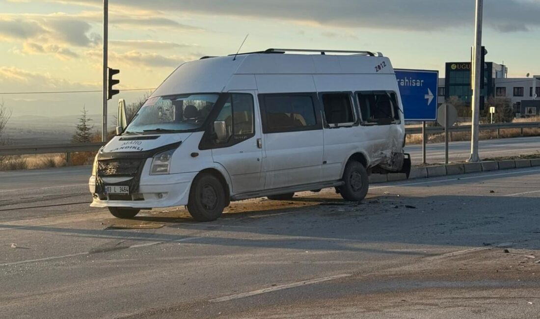 AFYONKARAHİSAR (AA) – Afyonkarahisar'ın Sandıklı ilçesinde öğrenci servisi ile otomobilin