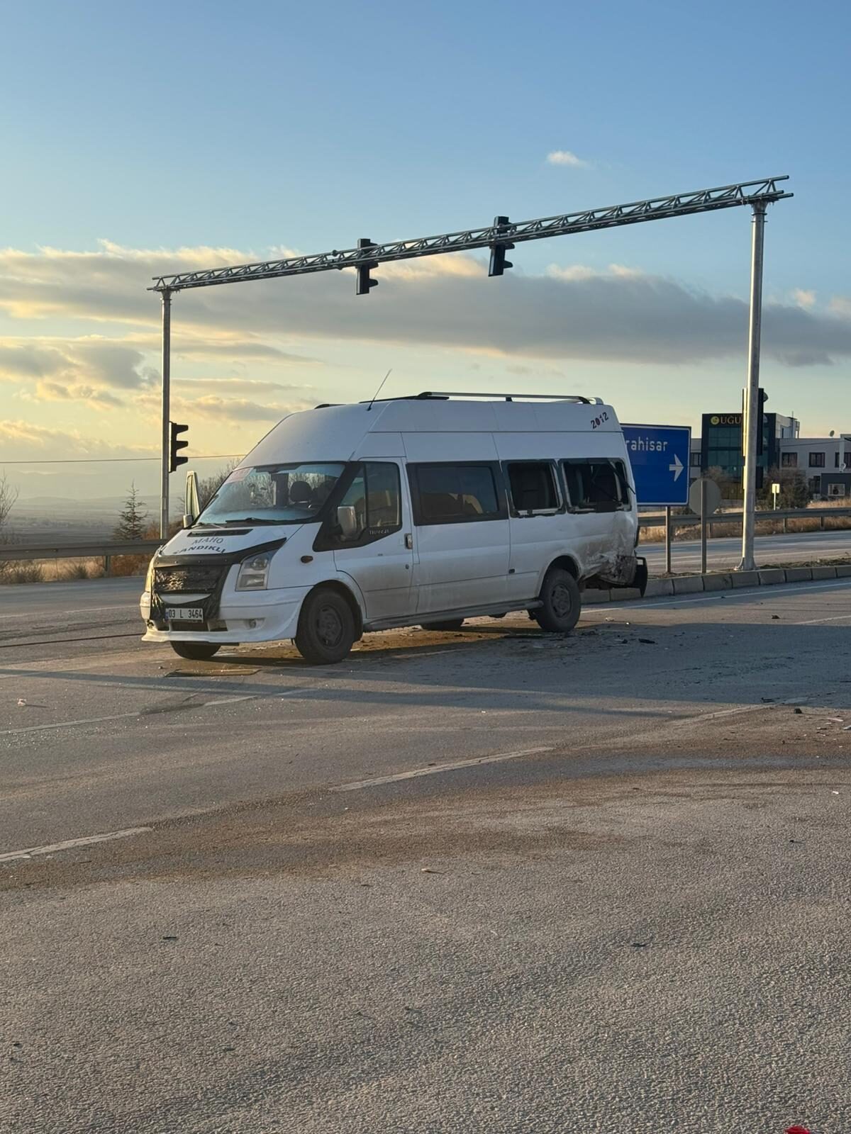 AFYONKARAHİSAR (AA) – Afyonkarahisar'ın Sandıklı ilçesinde öğrenci servisi ile otomobilin