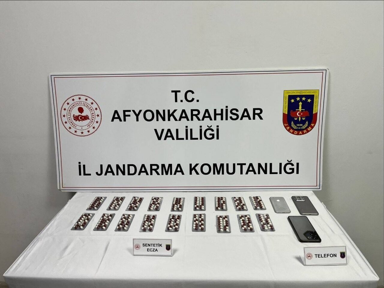 AFYONKARAHİSAR (AA) – Afyonkarahisar'ın Sinanpaşa ilçesinde düzenlenen uyuşturucu operasyonunda 4
