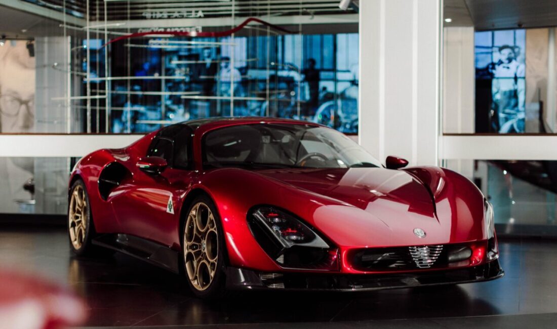 - 2023'teki tanıtımının ardından Alfa Romeo Müzesi'nde sergilenen 33 Stradale,