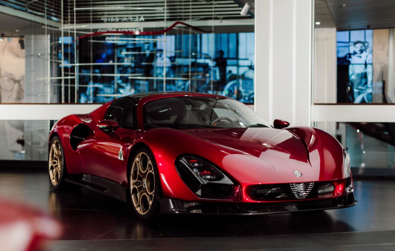 - 2023'teki tanıtımının ardından Alfa Romeo Müzesi'nde sergilenen 33 Stradale,